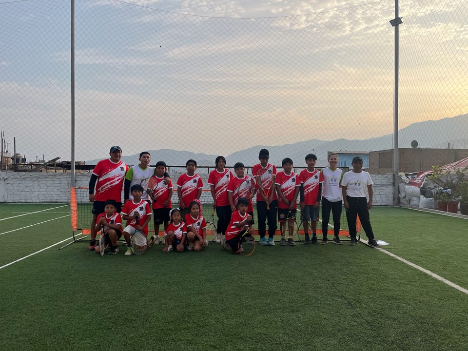 Familias reunidas durante actividad deportiva
