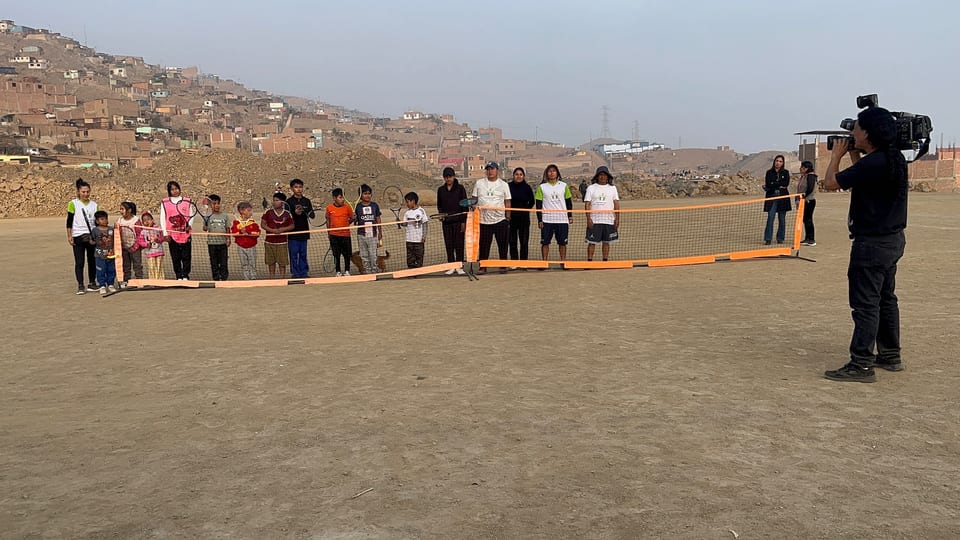 Jovenes entrenando en una cancha de tenis